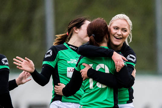 Husies Julia Barte jublar med lagkamrater