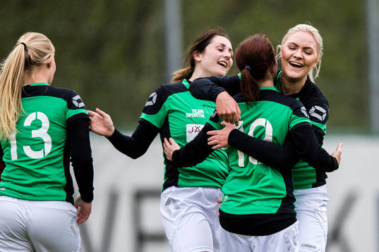 Husies Julia Barte jublar med lagkamrater
