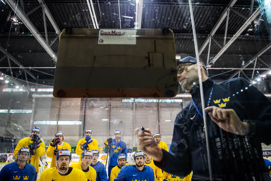 Assistant coach Peter Popovic of Sweden at a practice