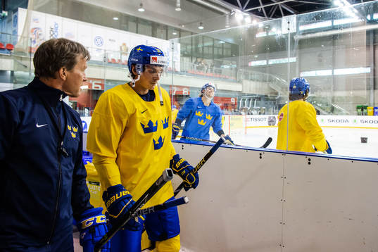 Assistant coach Johan Garpenlöv and Loui Eriksson of