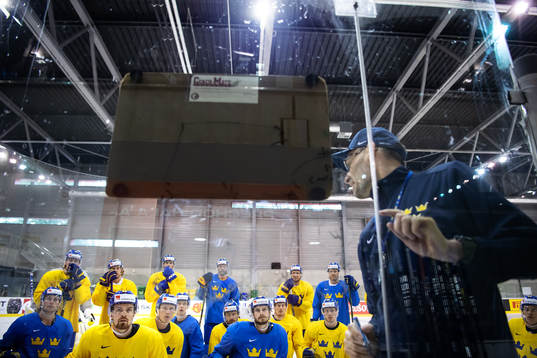Players listen to assistant coach Peter Popovic of Sweden