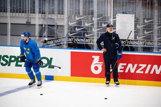 Erik Gustafsson and head coach Rikard Grönborg of Sweden