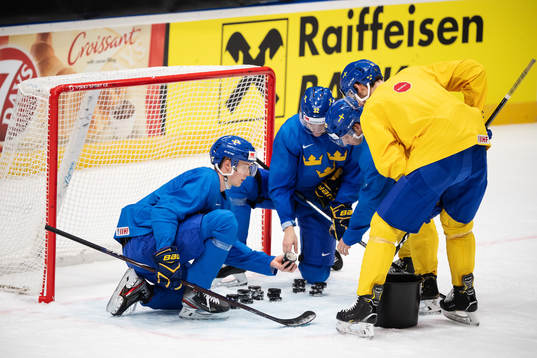 Elias Pettersson, Oskar Lindblom and Jesper Bratt of Sweden