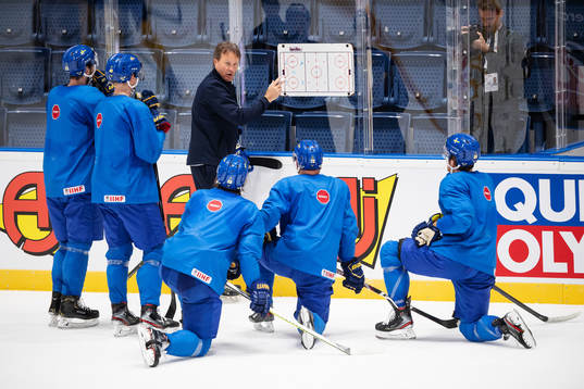Assistant coach Johan Garpenlöv of Sweden at a practice