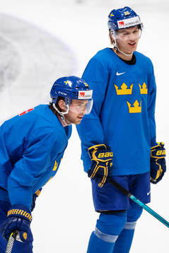 Elias Lindholm and Oskar Lindblom of Sweden at a practice