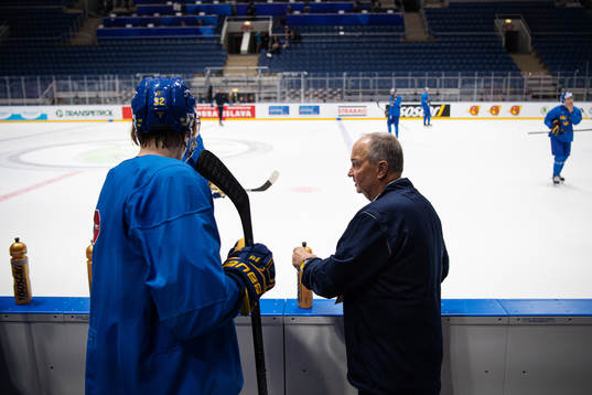 Equipment manager Anders Weiderstål of Sweden talks to