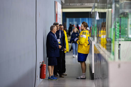 Equipment manager Anders Weiderstål of Sweden talks to