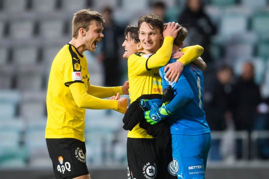 Frejs Hjalmar Ekdal som gjorde matchens enda mål kramar om