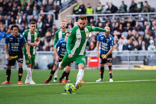 Hammarbys Muamer Tankovic lägger en straff