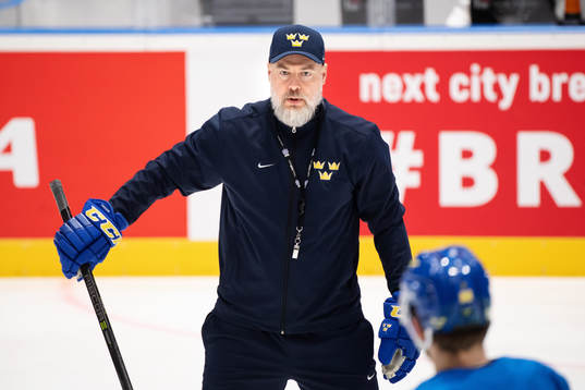 Head coach Rikard Grönborg of Sweden at a practice session
