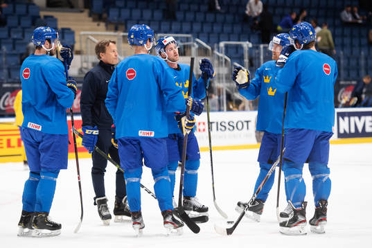 Oliver Ekman Larsson, assistant coach Johan Garpenlöv,