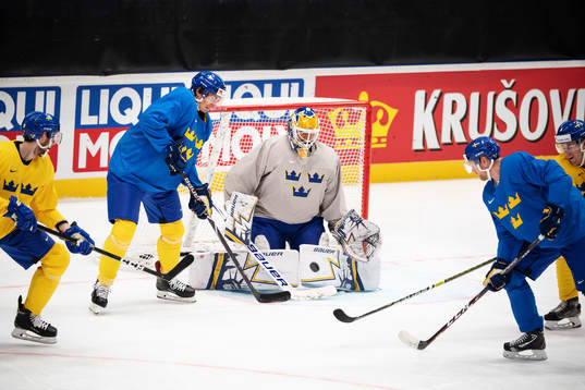 Loui Eriksson in front of goaltender Henrik Lundqvist of