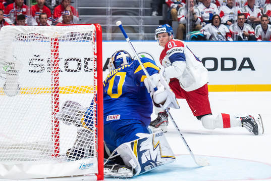 Dominik Kubalik of Czech Republic scores the 2-2 goal