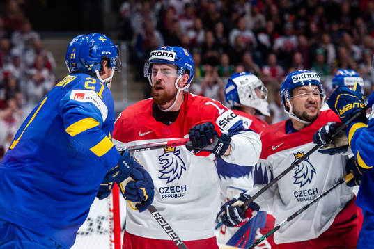 Loui Eriksson of Sweden fights Michal Moravcik of Czech