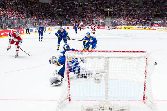 Jakub Vrana of Czech Republic scores the 4-2 goal behind