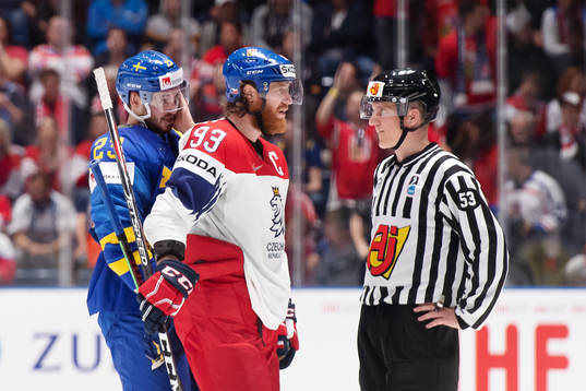 Oliver Ekman Larsson of Sweden and Jakub Voracek of Czech