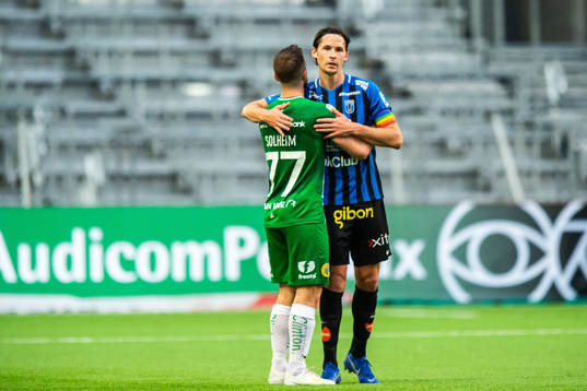 Sirius Philip Haglund kramas om av Hammarbys Mats Solheim