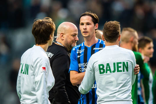 Sirius Philip Haglund kramas om av Hammarbys Muamer Tankovic