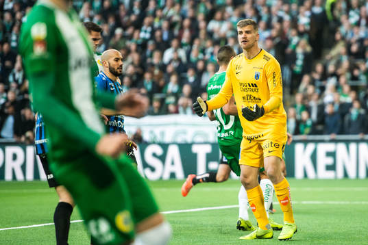 Sirius målvakt Lukas Jonsson reagerar