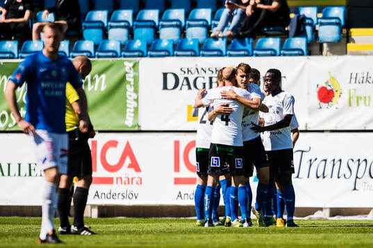 Halmstads Rasmus Wiedsheim-Paul jublar med lagkamrater