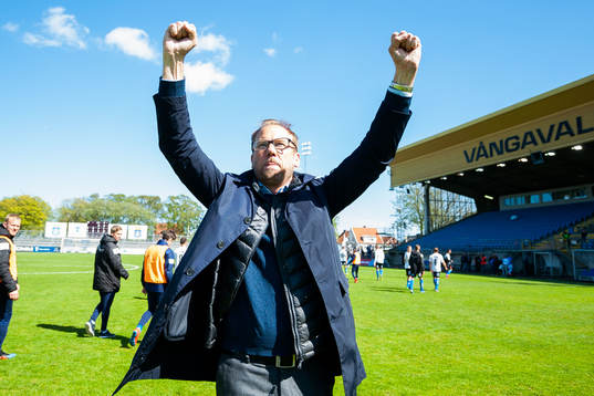 Halmstads tränare Magnus Haglund jublar