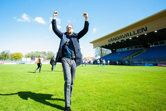 Halmstads tränare Magnus Haglund jublar