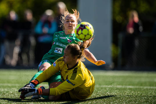 Rosengårds Anam Imo och Limhamn Bunkeflos målvakt Vera