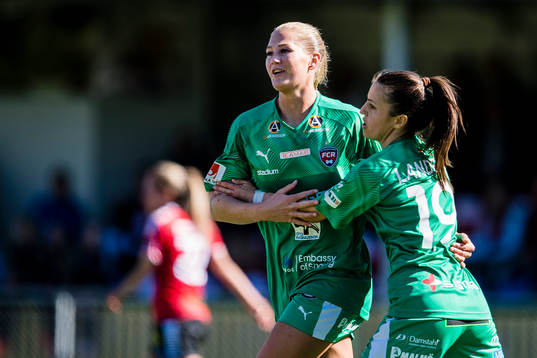 Rosengårds Lisa-Marie Utland och Iva Landeka jublar