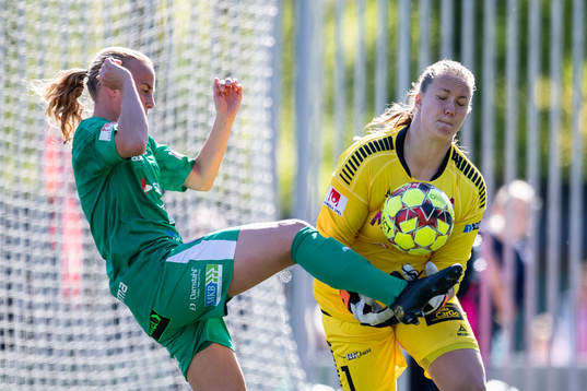 Rosengårds Ebba Wieder framför Limhamn Bunkeflos målvakt