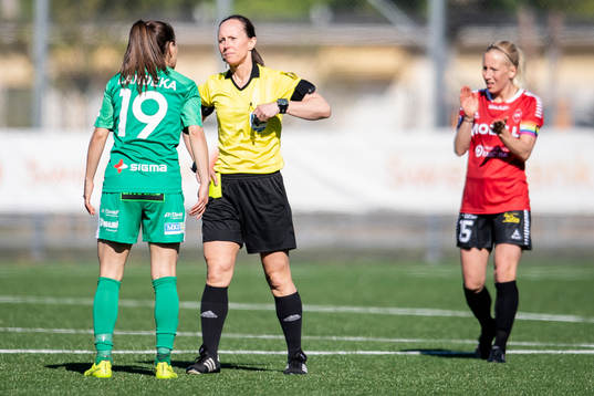 Rosengårds Iva Landeka varnas av domare Pernilla Larsson