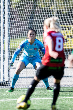 Limhamn Bunkeflos Natalie Hoff Persson skjuter mot
