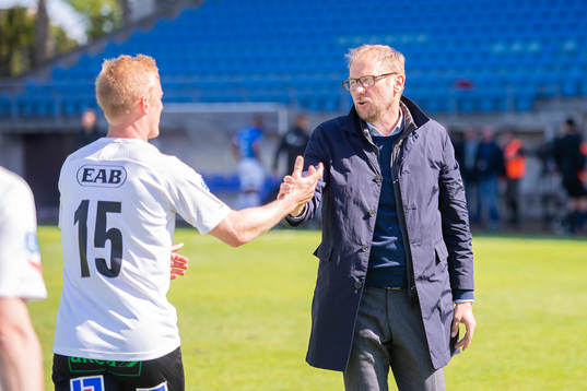 Halmstads tränare Magnus Haglund gratullerar Peter Larsson