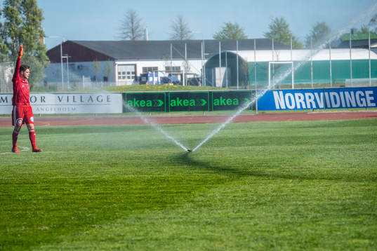 Ängelholms målvakt Robin Streifert ser vattenspridaren