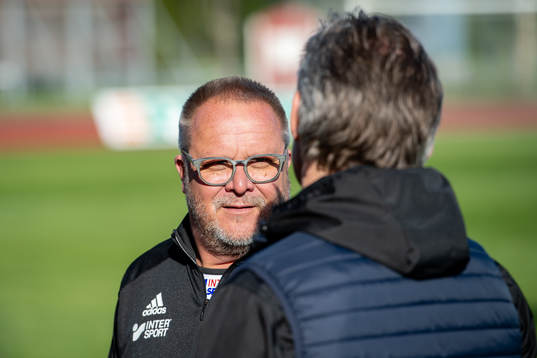 Ängelholms tränare Roar Hansen i samtal med supporter