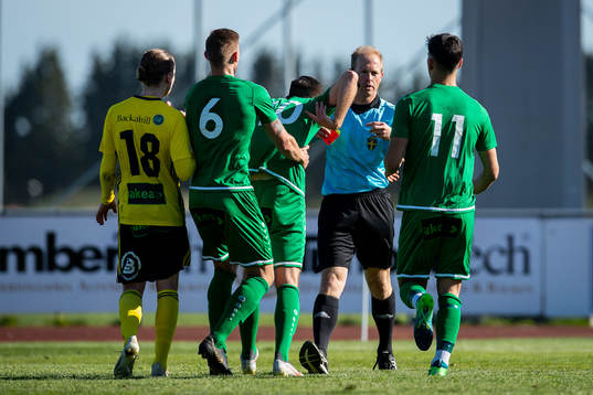 Prespa Birliks Muamet Asanovski hålls tillbaka av Emil