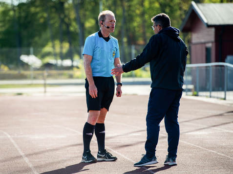 Domare Niklas Olsson och Prespa Birliks tränare Nesat