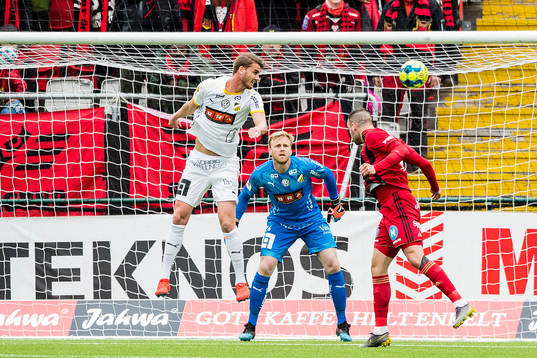 Östersunds Dino Islamovic nickar framför Häckens Johan