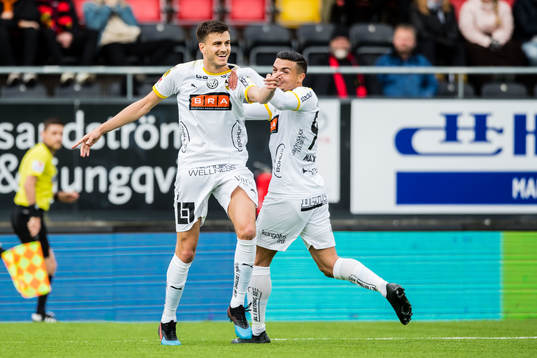 Häckens Alexander Jeremejeff och Ahmed Yasin jublar