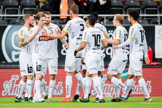 Häckens Alexander Jeremejeff jublar med lagkamrater