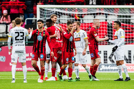 Häckens och Östersunds spelare tackar varandra