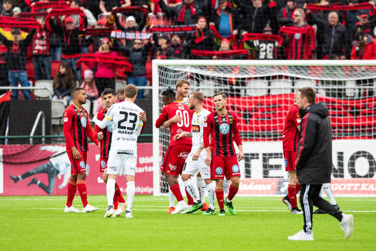 Häckens Viktor Lundberg och Östersunds Rewan Amin tackar