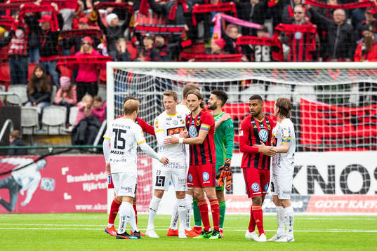Häckens Viktor Lundberg och Östersunds Tom Pettersson