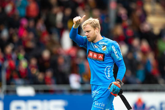 Häckens målvakt Peter Abrahamsson jublar med en tumme upp