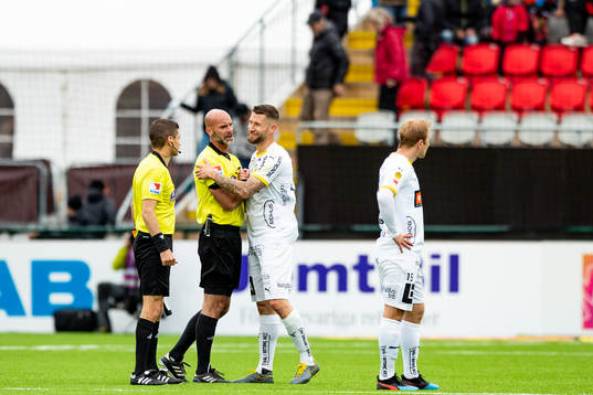 huvuddomare Stefan Johannessontackas av Häckens Alexander