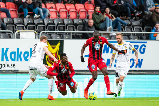 Häckens Johan Hammar i kamp Östersunds Alhaji Gero