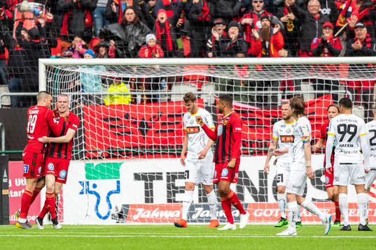 Östersunds Dino Islamovic jublar med Thomas Poppler