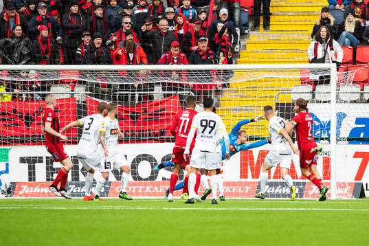 Östersunds Thomas Poppler Isherwood nickar in bollen i