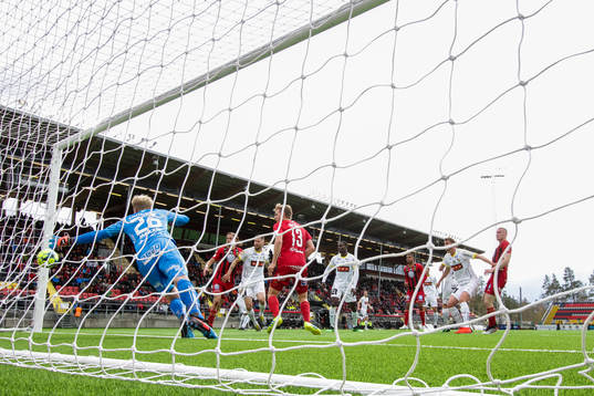Östersunds Thomas Poppler Isherwood nickar in 1-0 bakom