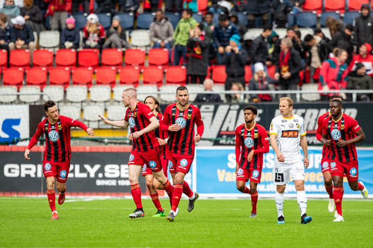 Östersunds Jamie Hopcutt jublar med Thomas Poppler