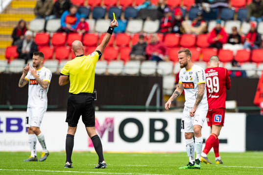 huvuddomare Stefan Johannesson visa gult kort till Häckens